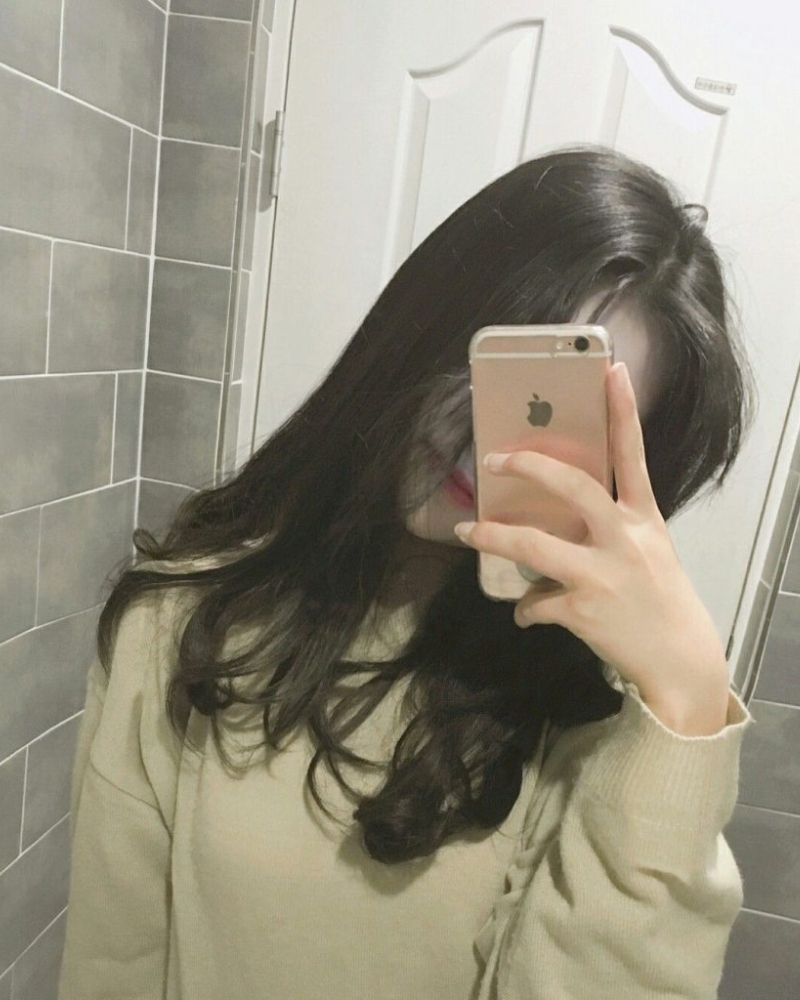 Ảnh Gái Xinh Che Mặt Bằng Điện Thoại trước gương