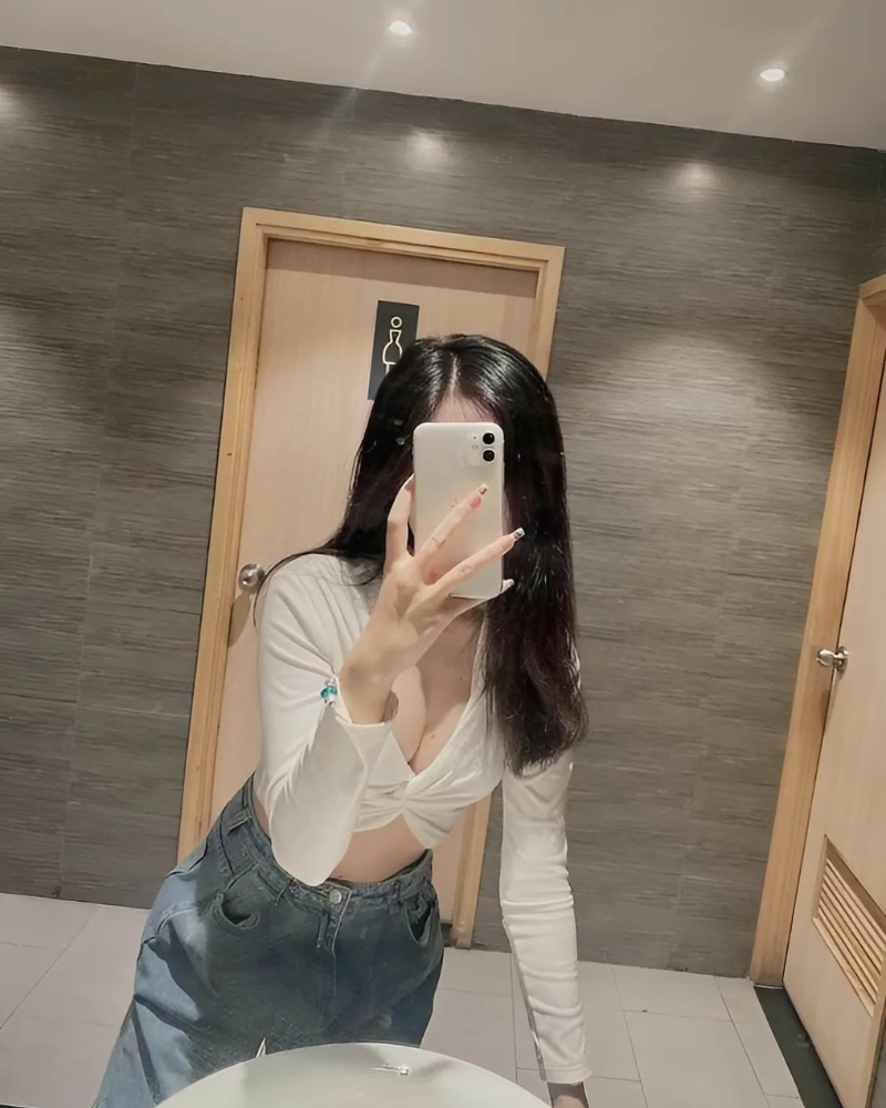 Ảnh Gái Xinh Che Mặt Bằng Điện Thoại trước gương