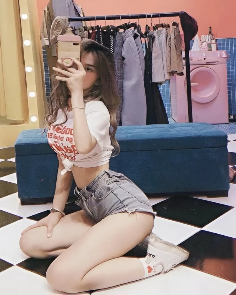 Ảnh Gái Xinh Che Mặt Bằng Điện Thoại