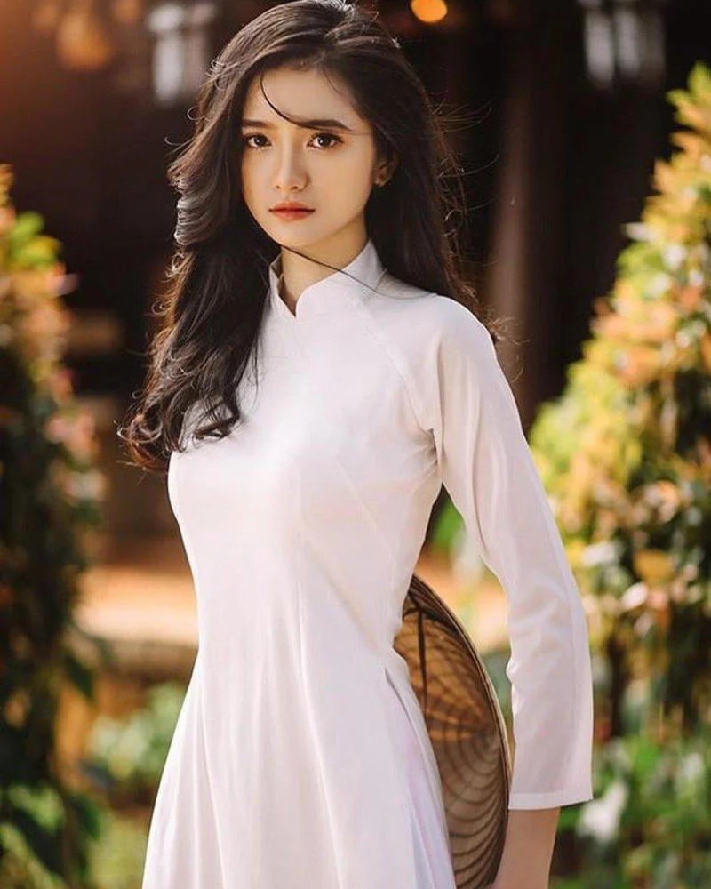 Hình con gái ngực lép